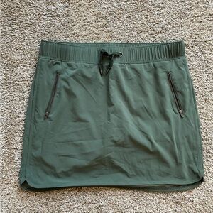 Like new, Athleta Olive Mini Skirt with Zipper Pockets